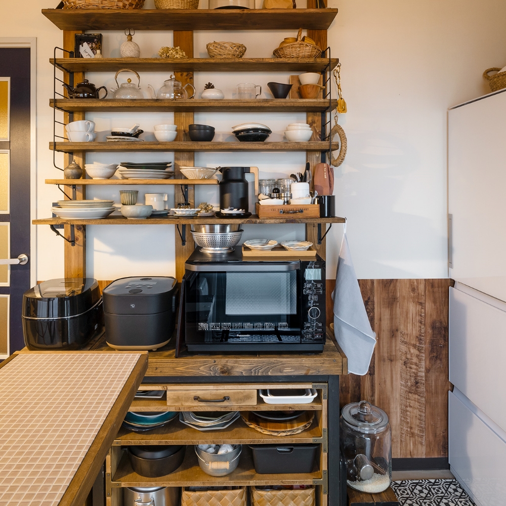 この部屋に住み始めて食器も増え、そのための棚も作成。器は陶器市や合羽橋道具街で購入。「道具が好きです。キッチン道具とか工具とか」とuribonneさん。