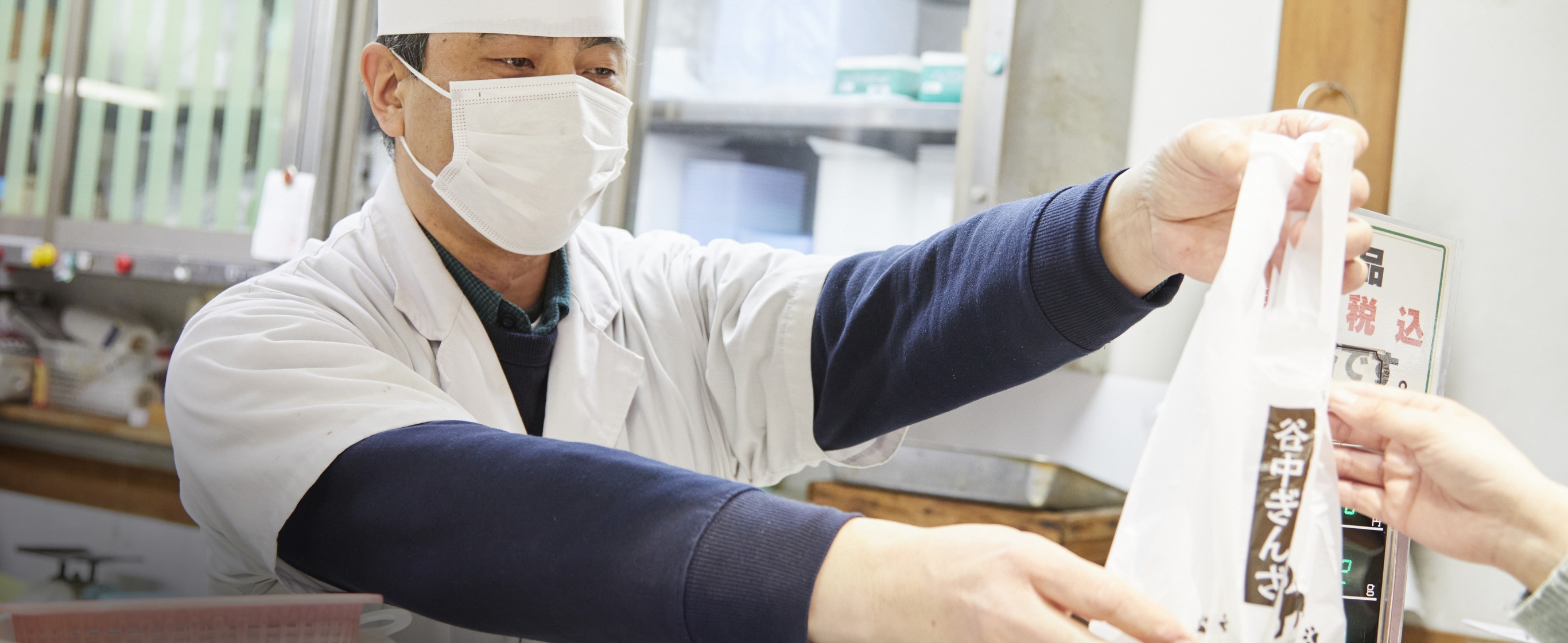 猫も坂も商店街も欠かせない懐かしい風景のなかで人付き合いを楽しめる街です