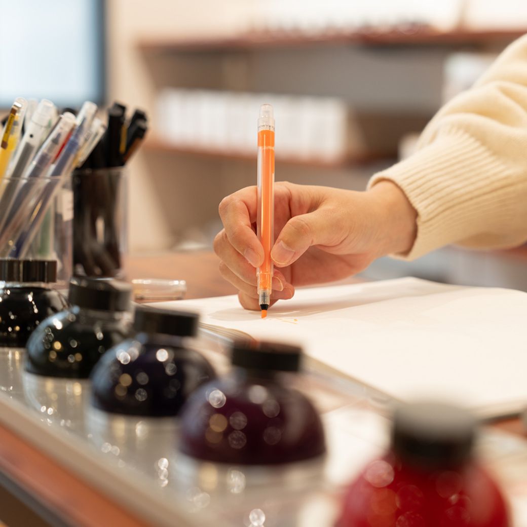 多くの筆記用具を実際に試すことができ、使い心地で購入を検討しやすい