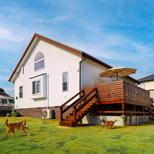 キャンピングカーで旅して見つけた、愛犬と「日常の幸せ」を紡ぐ平屋