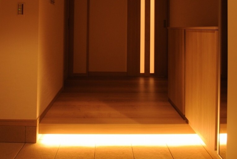 当社オリジナルの玄関框人感センサー付き照明は、人をリラックスさせる電球色を使用。