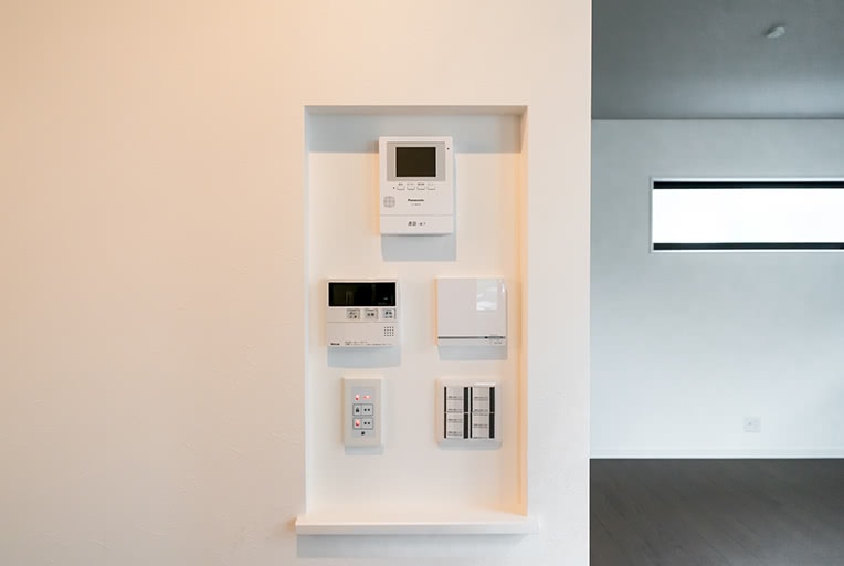 2階のキッチンにいながら玄関の施錠・解錠をコントロールできる電子錠を採用。