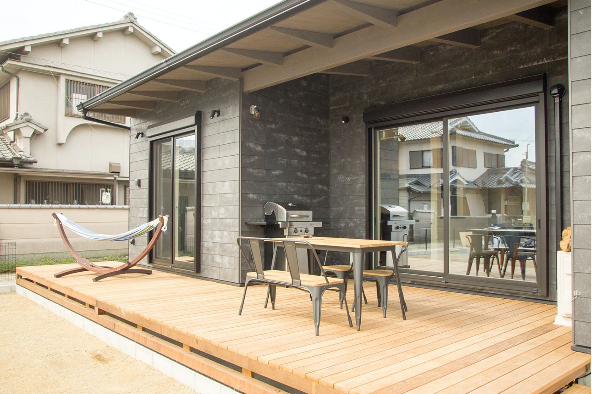 週末はウッドデッキでBBQ。家だからこそ実現可能な“手軽な非日常”を体験できる