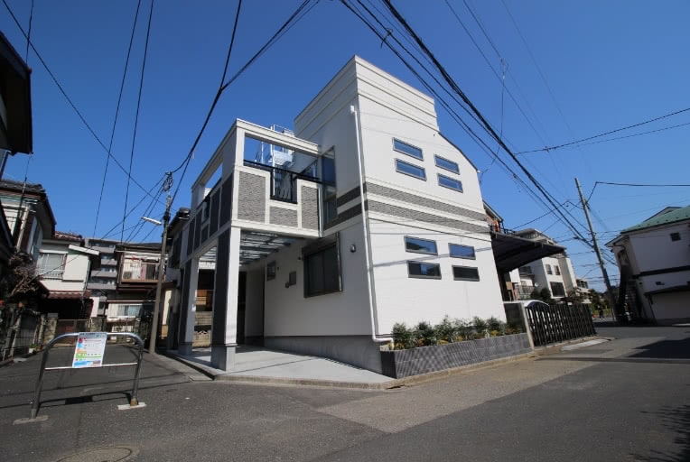 室内は明るく、外観はスタイリッシュにしてくれる高窓を採用。