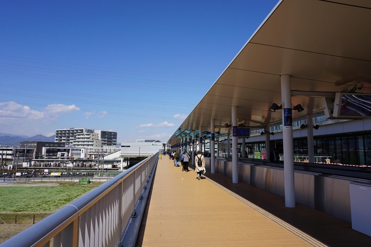 東西の駅間をつなぐ自由通路脇には商業施設が並び、飽きさせない。