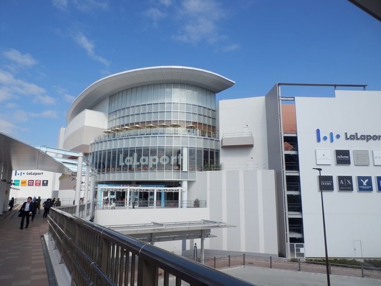 JRの駅がある西口のシンボル「ららぽーと海老名」。