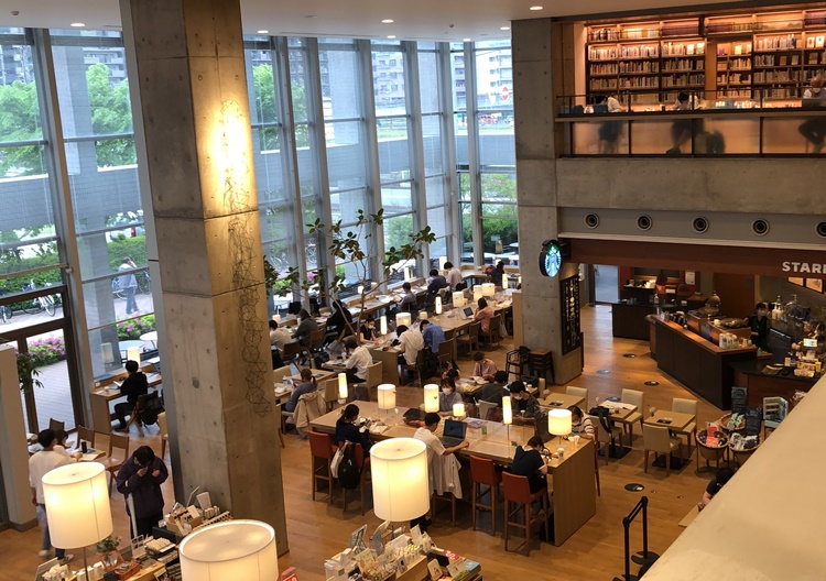 スターバックスも入った海老名市立中央図書館。