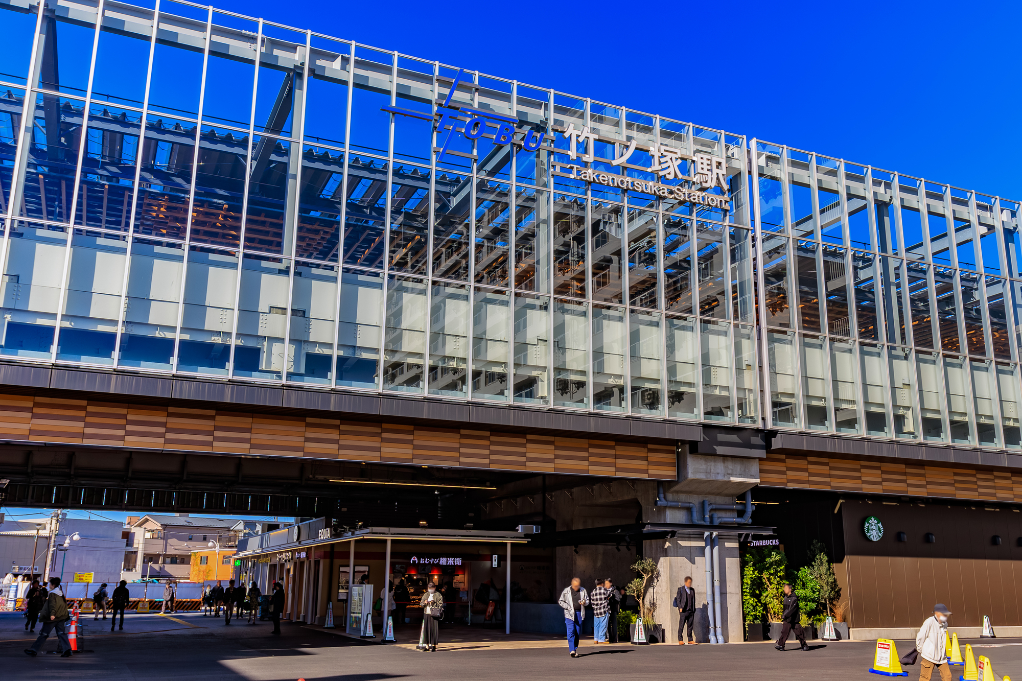 2022年3月に高架化が完成した竹ノ塚駅。「開かずの踏切が解消」し、より便利に