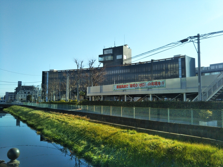 現在の市役所庁舎。2023年度に新庁舎が完成予定。