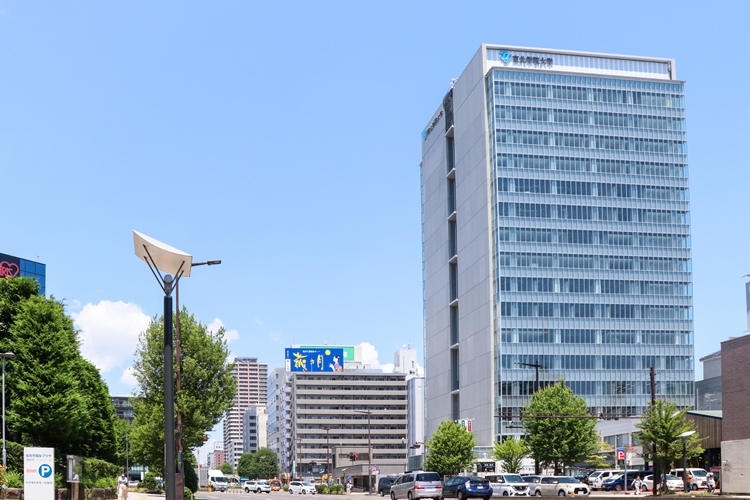 国道286号を挟み、左側は青葉区、右側は若林区になる。若林区側に新設される東北学院大学の五橋キャンパスは都会的な高層の建物が目を引く