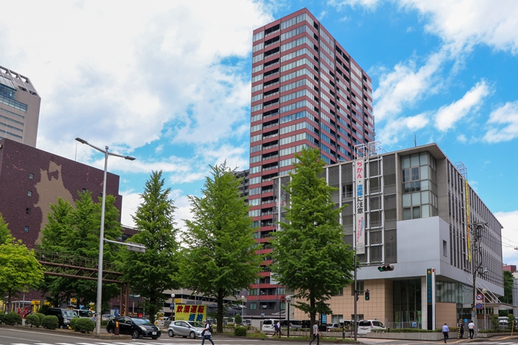 仙台中央警察署の近くには地元新聞社の本社やマンションが立っている