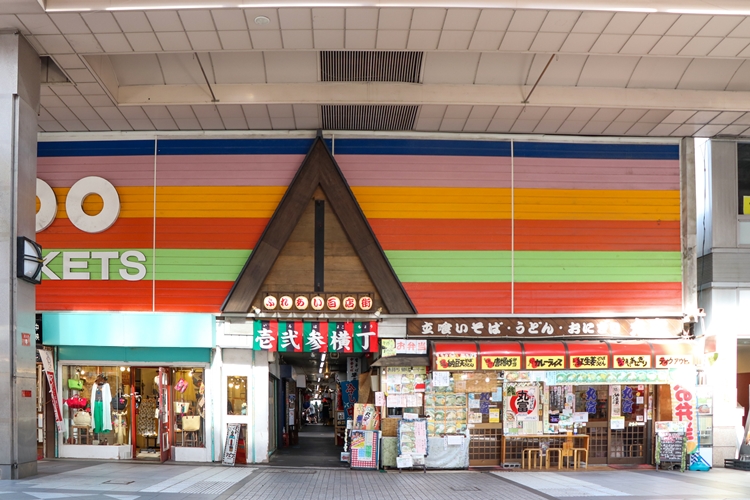 飲食店の他、ファッション、雑貨、茶店など多彩