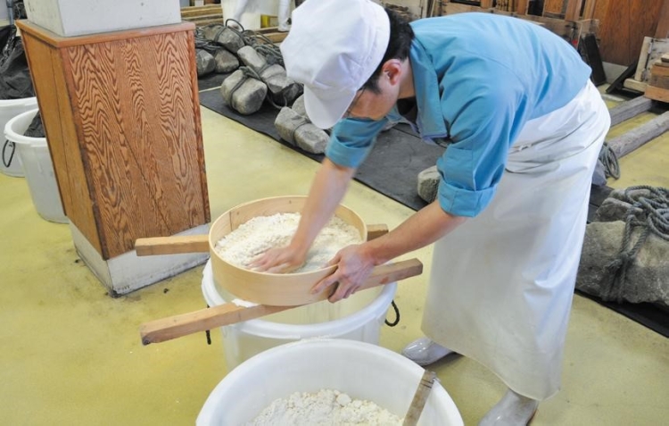 和三盆糖をふるいにかける様子
画像提供：ばいこう堂株式会社