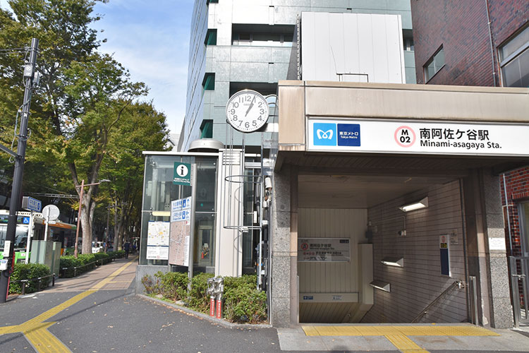 南阿佐ヶ谷駅。後ろに見えるのは杉並区役所