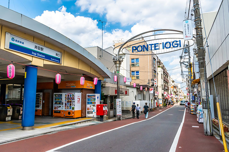 井荻駅。駅を出てすぐの場所にポンテ イオギ（西武井荻商店街振興組合）がある