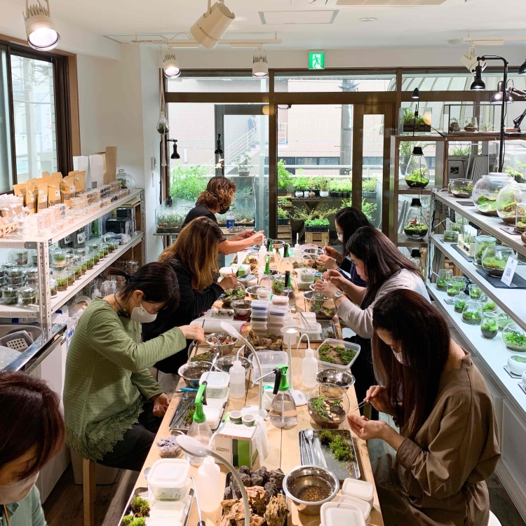 店舗ごとにワークショップを開催。基本的には1回完結の講座で、初級、中級とステップアップしながら制作を楽しめます