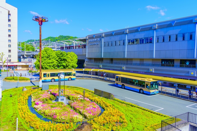 ２路線が乗り入れ、バスターミナルもある川西能勢口駅