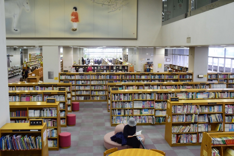 写真提供：川西市
蔵書豊富。読書スペースもゆったりとした川西市立中央図書館