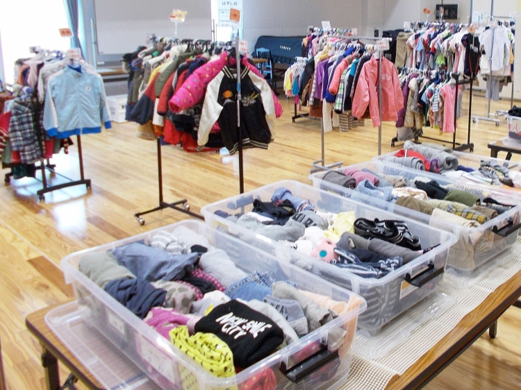 写真提供：川西市
まだまだ着られるかわいい服が揃う「ふクレル」の譲渡会