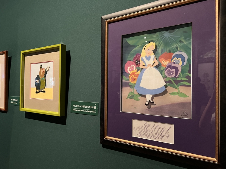 展覧会の様子
左から「せいうちのセル画」、「アリスとしゃべる花たちのセル画」　1951年　ブライアン・シブリー＆デイヴィッド・ウィークス・コレクション蔵

