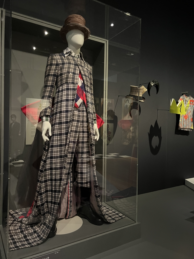 展覧会の様子。トム・ブラウンのオートクチュール