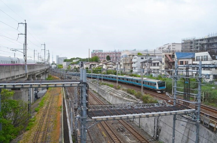 右奥を走るのはJR京浜東北線