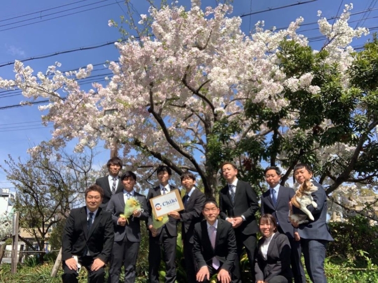 「合同会社　知己」代表の中村さん（前列左端）と樋口さん（後列右から3番目）、スタッフのみなさん。
画像提供：合同会社　知己