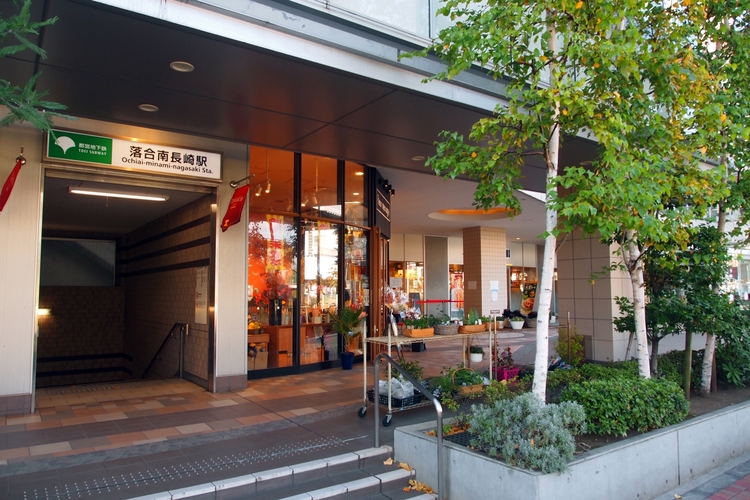 都営大江戸線の落合南長崎駅の入口