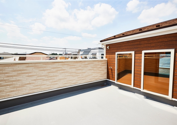 写真は株式会社ライジングホームが手がける分譲住宅のルーフバルコニー