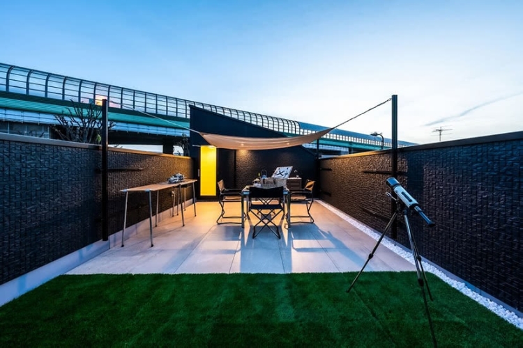 写真は株式会社マルジェが手がける分譲住宅の屋上。のんびりと寛げる空間づくりが特徴
