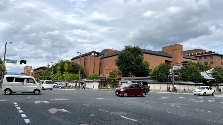 烏丸通と今出川通の大きな交差点。レンガ造りの建物が同志社大学