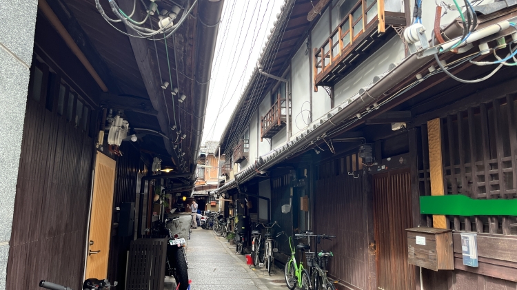 町家の間を通り、袋小路になった「路地」