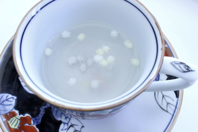 浮き星の上からお湯を注ぐと、星のような形をした粒がぷかぷかと一粒ずつ浮いてくる。蜜が溶けた後のあられはもっちりとした食感に