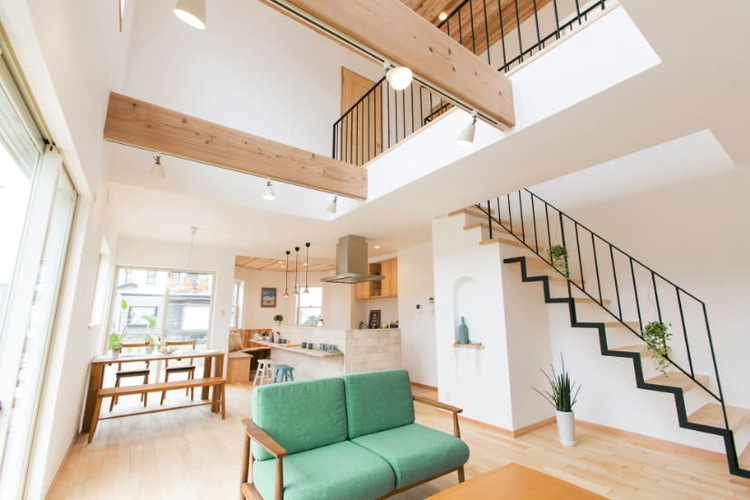 吹き抜けがあり明るいリビングダイニング
HOUSE LABO（東京都八王子市）

