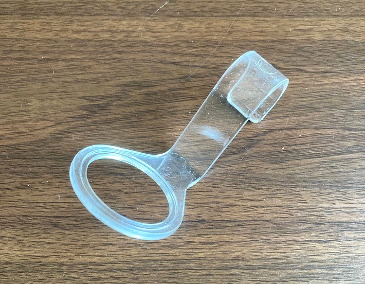 クリア素材でシンプルなデザインのボトル用フック
