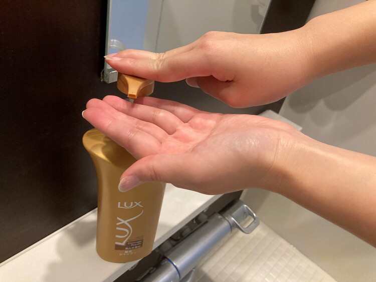 シャンプーボトルを使う時は、いったん台に移動
