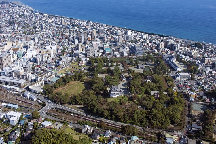 小田原城を中心に、小田原市の俯瞰