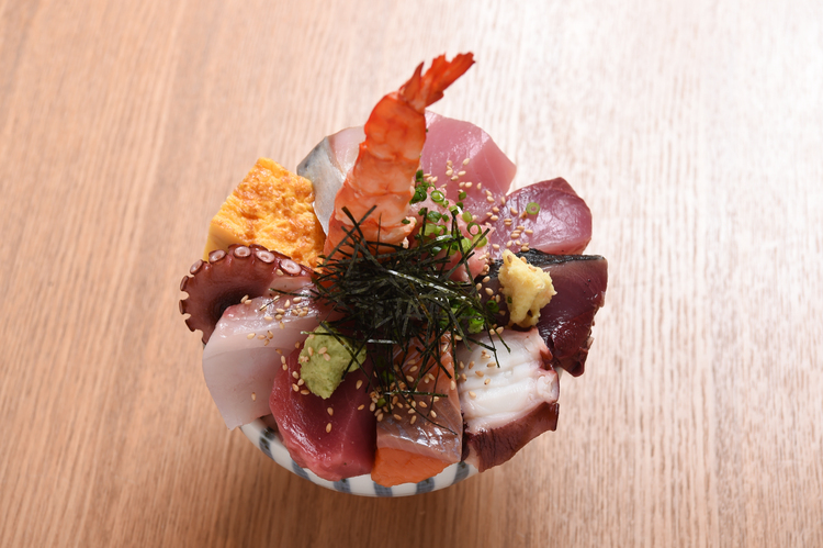 旬の魚介が堪能できる贅沢な丼