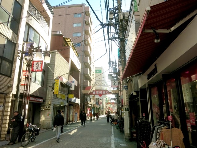 古きよき時代の面影が感じられる北千住の宿場通り商店街