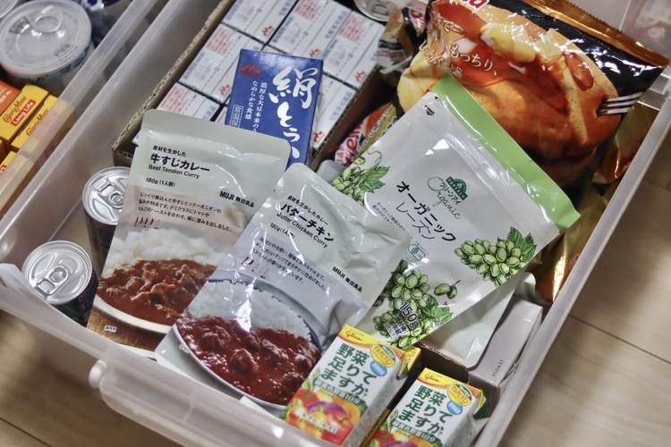 左上に写っている絹とうふは常温・長期保存が可能なもの