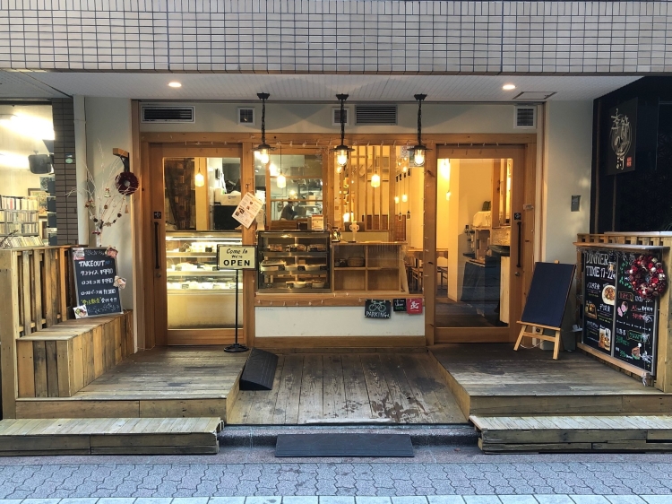 木の温もりを感じる、ホッとする雰囲気の店