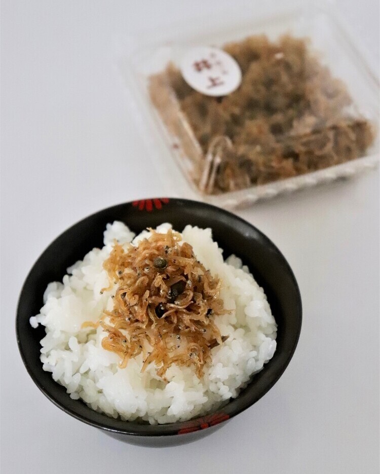 井上佃煮店の看板商品「ちりめん山椒」