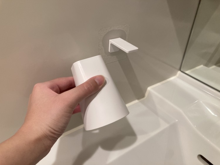 落ちることなくしっかりくっつきますが、片手でサッと取り外せます