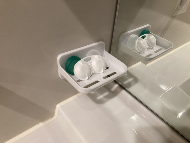 石けん置きを設置してコンタクトの保存容器を置いたところ