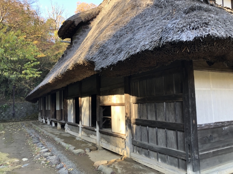 藁ぶき屋根の古民家の外観