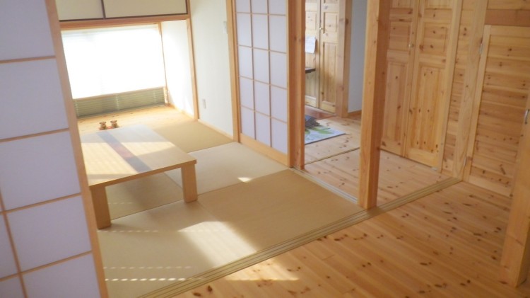 内装にもたっぷりと木材を使用した家