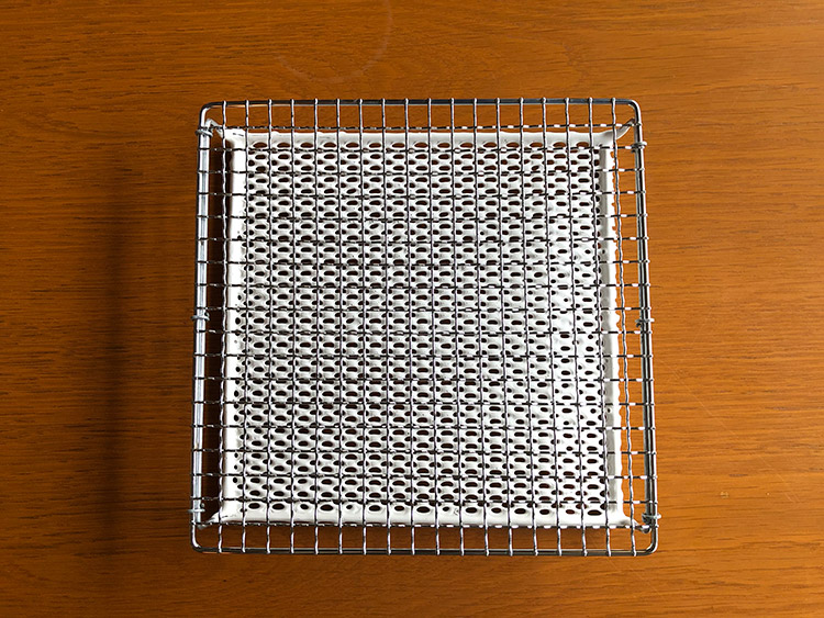 ▲大サイズは幅22.0×奥行22.0×高さ3.5cmで重さは460g（目安）。持ってみると500mlのペットボトルより少し軽いくらいです。