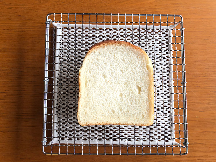 ▲食パンをのせても周囲に少し余裕があるので、周りにソーセージや野菜などをのせて一緒に焼いてもいいかと思います。
