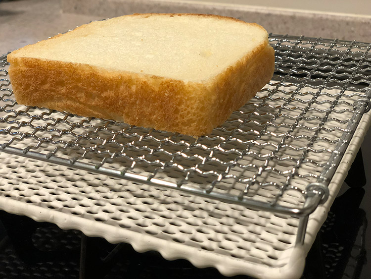 ▲横からみたところ。高台があるので焦げにくく、美味しいパンが焼きあがるそうです。

ちなみに、この焼網は直火専用で、カセットコンロやIHでは使うことができないので注意が必要です。