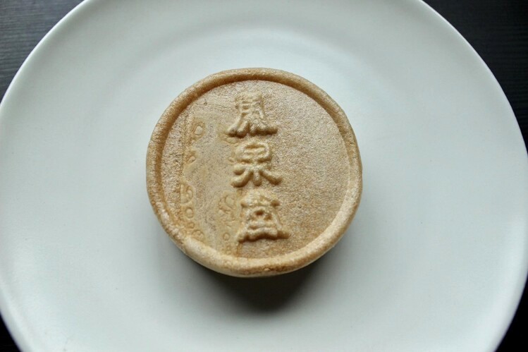 サックリ香ばしいモナカがおいしい